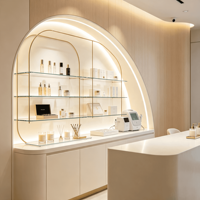 Étagères de présentation de cosmétiques de luxe avec éclairage LED, conception personnalisée pour magasins de cosmétiques et vitrines en verre, solution complète pour l'aménagement de magasins.