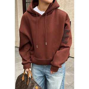 Sudadera con Capucha Marrón para Mujer con Diseño Bordado en E - Product Image 4
