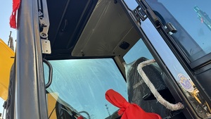 Excavatrice compacte sur chenilles Komatsu PC70 d'occasion - Experte pour les espaces restreints en construction urbaine, équipée d'un moteur et d'une pompe hydraulique - Product Image 6