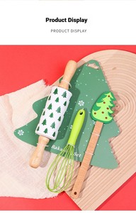 Set Creativo di Tagliabiscotti a Forma di Albero di Natale con Raschietto in Silicone e Mattarello per Preparazione Cibi Festivi - Product Image 3