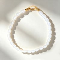 Collier ras du cou tendance de 17,5 pouces avec pierres naturelles de 10*14mm, perles d'agate blanches et grises, et fermoir plaqué or 18 carats