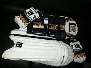 Gants de frappe de cricket professionnels en cuir Pittard pour une protection élevée et un économiseur de doigts - Product Image 5