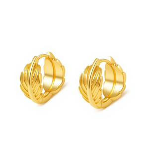 Pendientes de aro con plumas, chapados en oro de 14k, diseño minimalista para mujer - Product Image 5