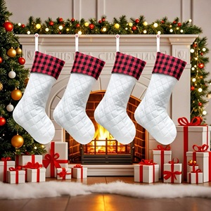 Calcetín Navideño Personalizado con Diseño <span class=keywords><strong>de</strong></span> Cuadros Buffalo, Puño Blanco <span class=keywords><strong>para</strong></span> <span class=keywords><strong>Bordar</strong></span>, Decoración Navideña Rústica en Rojo y Negro - Product Image 1