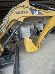 Excavatrice sur chenilles CAT 303C d'occasion à vendre, 3 tonnes, 95% neuve, avec certifications EPA et CE, hydraulique d'origine CAT 303CR - Product Image 4