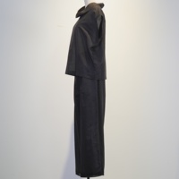 Ensemble deux pièces haut à col montant et manches courtes, pantalon large, 52% lin, 48% coton, doublure 100% polyester, ourlet en dentelle noire