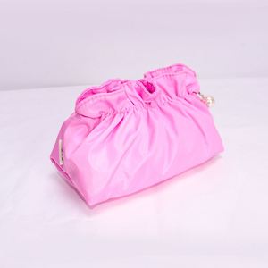 Bolsas Organizadoras de Cosméticos de Viaje para Mujer, Personalizadas al por Mayor, Portátiles, Resistentes al Agua, de Nailon, con Cierre de Perlas y Diseño Plegado en Forma de Nube - Product Image 4
