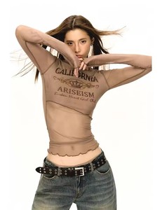 T-shirt a maniche lunghe in rete trasparente con logo personalizzato, stampa all-over, vestibilità slim, top in rete da donna - Product Image 1