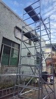 Plateforme mobile d'échafaudage en aluminium EN1004 avec roulettes, échelle et accès par escalier, certifiée CE, pour usage en entrepôt, conception pliable 2