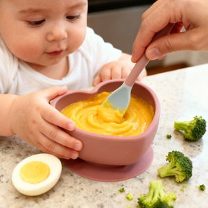 Bol pour bébé en forme de cœur, 501-800 ml, en silicone de qualité alimentaire, antidérapant, pour nourrissons et tout-petits - Product Image 1