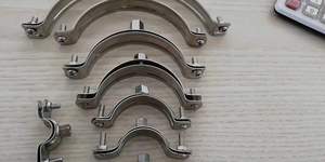Vente en gros de haute qualité en fer galvanisé bicolore tailles personnalisées collier de serrage à double vis avec caoutchouc - Product Image 3