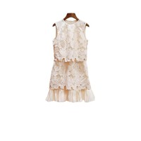 Robe droite deux pièces à col rond sans manches, longueur au-dessus du genou, avec empiècements floraux ajourés