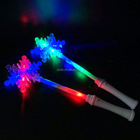 Bâtons lumineux LED flocon de neige pour enfants, baguettes féériques clignotantes colorées, avec interrupteur à bouton portable, pour événements de fête de Noël, cadeaux inclus