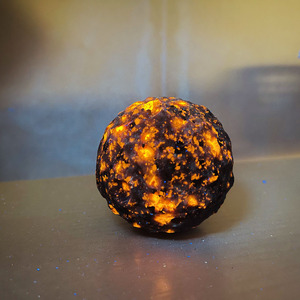 Vente chaude 3-5cm Yooperlite Lune Sculpture UV Fluorescent Minéral Exquis Céleste Artisanat Décor Cristal Cadeau