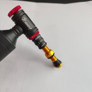 Pompe à <span class=keywords><strong>CO2</strong></span> <span class=keywords><strong>pour</strong></span> vélo avec interrupteur rotatif, valve française/américaine, rétention d'air suprême et haute efficacité <span class=keywords><strong>pour</strong></span> le gonflage - Product Image 4