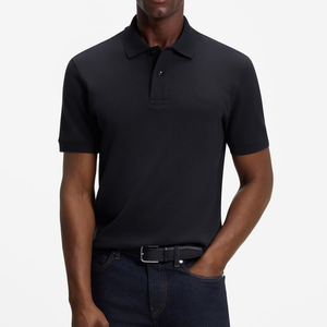 Polo para hombre de estilo relajado, diseñado para un movimiento cómodo con un aspecto elegante y un estilo diario equilibrado. - Product Image 5