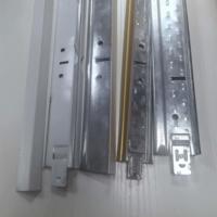 Système de plafond suspendu acoustique ignifuge au design moderne, grille en acier, profilés en acier galvanisé, composants de grille de plafond