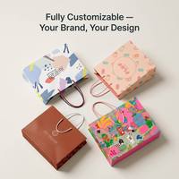 Sac cadeau de luxe bordeaux en papier avec logo personnalisé doré, poignées en ruban de satin, matériaux recyclés pour soins de la peau, mascara, parfum