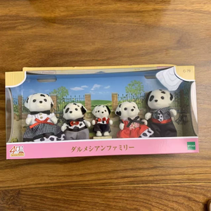 Calico Critters <span class=keywords><strong>Sylvanian</strong></span> Families Pack <span class=keywords><strong>Famille</strong></span> de Chiens Dalmatiens, Adorables Figurines d'Animaux Floqués, Jouets de Collection pour Jeu d'Imitation, Cadeau pour Enfants - Product Image 5