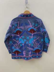 เสื้อแจ็คเก็ตบอมเบอร์สั้นสีน้ำเงินกำมะหยี่ลายสัตว์สำหรับฤดูหนาว ปักมือ ติดกระดุม ผ้าฝ้ายทอเป็นมิตรกับสิ่งแวดล้อม สไตล์โบโฮ ผู้ผลิตและส่งออก OEM จากอินเดีย - Product Image 4