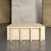 Table basse carrée en marbre brut, style brutaliste, avec pilier vertical, sculpturale, en pierre massif, pour salon de villa de luxe.