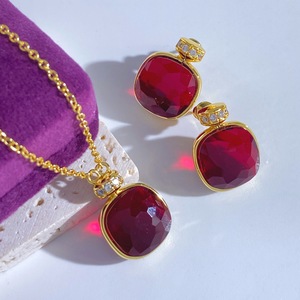 Collana alla Moda con Ciondolo a Forma di Bottiglia di Profumo in Cristallo Placcato Oro, Gioielli Originali e Trendy - Product Image 2