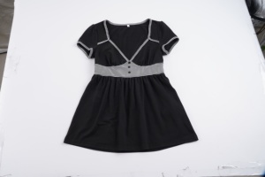 เสื้อครอปแขนสั้นคอวีลายทางขาวดำสไตล์ลำลอง แต่งผ้าแบบแพทช์เวิร์ค ทรงเอไลน์ กระดุมหน้า เหมาะสำหรับสาวๆ ใส่ได้ทุกวัน ใช้งานได้หลากหลาย - Product Image 6