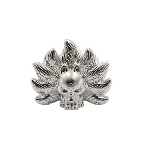 Figurine de renard à neuf queues en argent - Pendentif en argent pur fait main en forme de renard tridimensionnel - Product Image 1