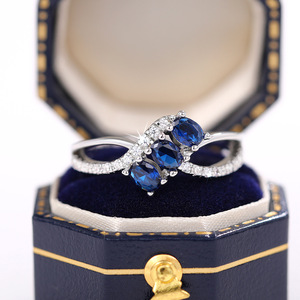 Anello ovale geometrico per donna, gioielli da dito minimalisti ed eleganti - Product Image 1