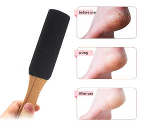 الأعلى مبيعاً أداة العناية بالقدم ورق رملي مزدوج الجانب لإزالة مسمار القدم مزود بيد خشبية - Product Image 6