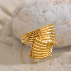 Anello Geometrico Inusuale XY 2670 in Acciaio Inossidabile, Anello Semplice in Metallo Placcato Oro 18K PVD, Antiallergico - Product Image 2