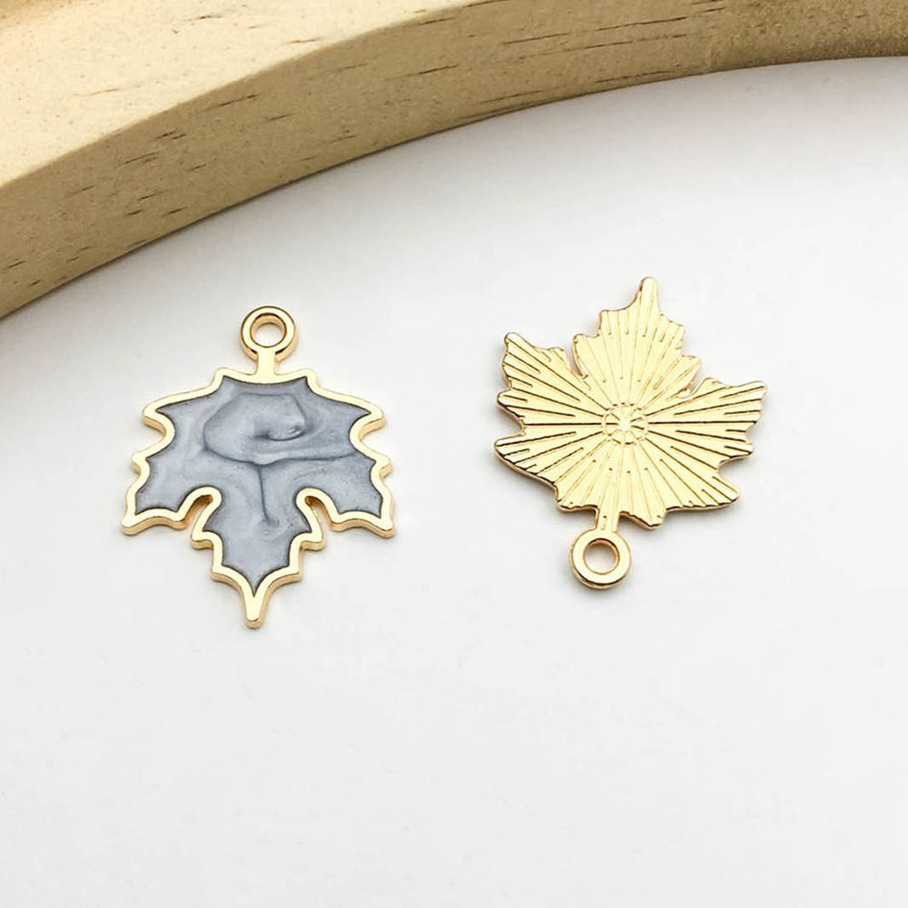 ใบเมเปิ้ลหยดน้ำสีเทา 1 ชิ้น ขนาด 19*24 มม. - น้ำหนัก 2 กรัม - รหัสสินค้า 14248