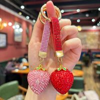 En gros, Porte-clés et breloque de sac en strass en forme de boule de fraise mignonne et scintillante, petit cadeau pour femmes, pour sac à main et clés de voiture