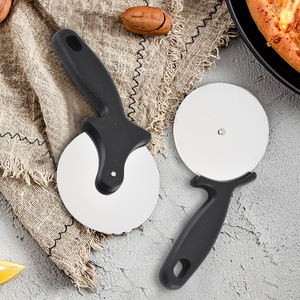 Cortador de pizza de acero inoxidable con mango negro, acero inoxidable 430 para cortar pizza y pasteles - Product Image 1