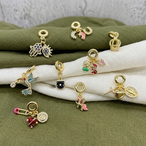 Perles breloques pendantes CZ9463 plaquées or avec motifs fer à cheval, yeux porte-bonheur, main de Hamsa, <span class=keywords><strong>licorne</strong></span>, couronne, colibris émaillés, Vierge Marie et croix - Product Image 1