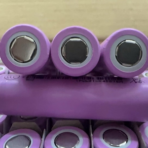 Pin <span class=keywords><strong>lithium</strong></span>-<span class=keywords><strong>ion</strong></span> hình trụ sạc lại chất lượng cao dòng điện cao INR18650 30P 3.7V 3000mah nguyên hộp - Product Image 2