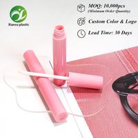 Nouveaux tubes de gloss à lèvres ronds en plastique rose brillant, tubes de correcteur vides, emballage cosmétique en gros OWM/ODM pour marques de maquillage
