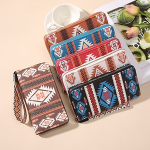 Cartera Larga Personalizada para Mujer con Patrón Azteca, Tarjetero Portátil, Correa de Muñeca, Cierre de Cremallera, Monedero con Cómodo Acceso de Cremallera - Product Image 1