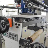Machine de revêtement de profilés en bois et plastique par colle chaude et de revêtement précis par adhésif PUR thermofusible, durable et à fonctionnement stable