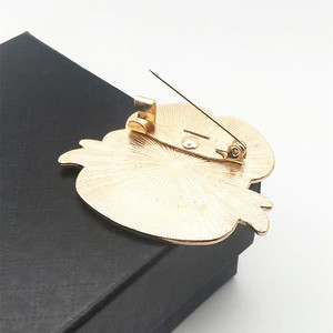 Broche en stock pour corsage commémoratif de la princesse Kate, épinglette en métal émaillé et coquelicot - Product Image 5