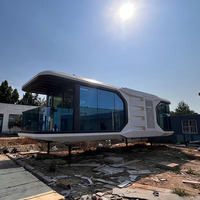Maison capsule moderne entièrement meublée au design contemporain, structure en acier léger, respirante et insonorisée pour le sommeil