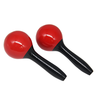 Maracas en bois, têtes sphériques rouges, poignées coniques noires, balle de sable colorée surdimensionnée de style dessin animé