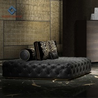 Canapés Chesterfield capitonnés en cuir véritable au style audacieux et impactant avec motifs d'animaux sauvages