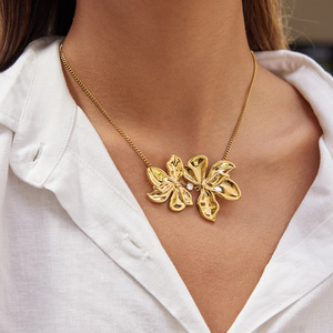 Collana con ciondolo in oro di lusso 316L catena di dichiarazione in <span class=keywords><strong>acciaio</strong></span> inossidabile per le donne due tonalità margherita gioielli - Product Image 2