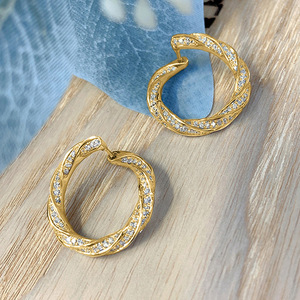 Orecchini Circolari Scultorei per Donne, Dettagli Scintillanti, Gioielli di Moda Tridimensionali - Product Image 6