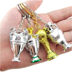 Trofeo de Resina Chapado en Oro de Small World Sports, Premio de Fútbol, Llavero para Fanáticos del Fútbol, Ecológico, Marca RAYSYN, Trofeos de Bienvenida - Product Image 1