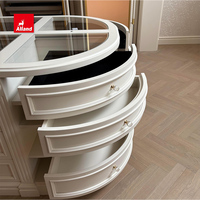 Armoire penderie en bois laqué blanc classique français Alland Group avec panneaux embossés et style Shaker, poignées en laiton pour chambre à coucher