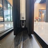 Porte coulissante moderne en bois recouvert d'aluminium, à rupture de pont thermique, double vitrage Low-E, finition Noyer foncé, pour patio de villa