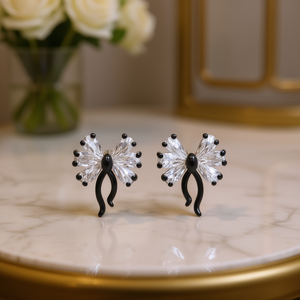 E1484 Orecchini a farfalla con strass in cristallo placcato oro bianco, gioielli da festa alla moda da donna, design carino - Product Image 2