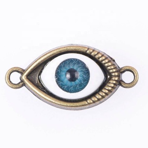 Vente en gros de breloques sabots en métal personnalisées en stock yeux du diable breloques de chaussures bing en métal de créateur pour la décoration de chaussettes - Product Image 4